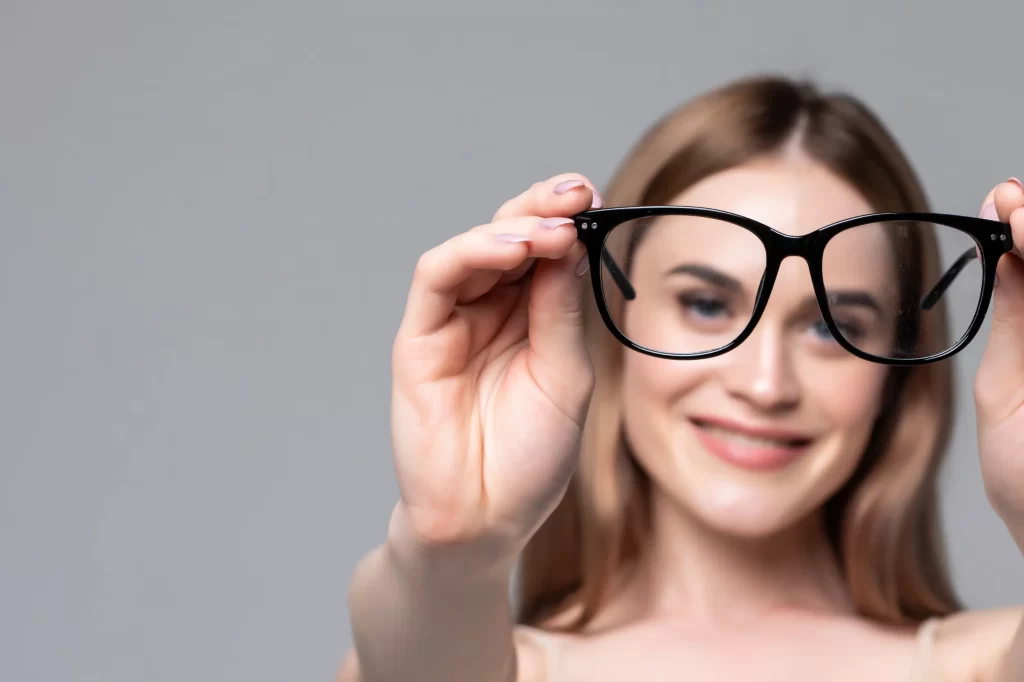 As diferenças entre lentes de óculos polarizadas e não polarizadas.