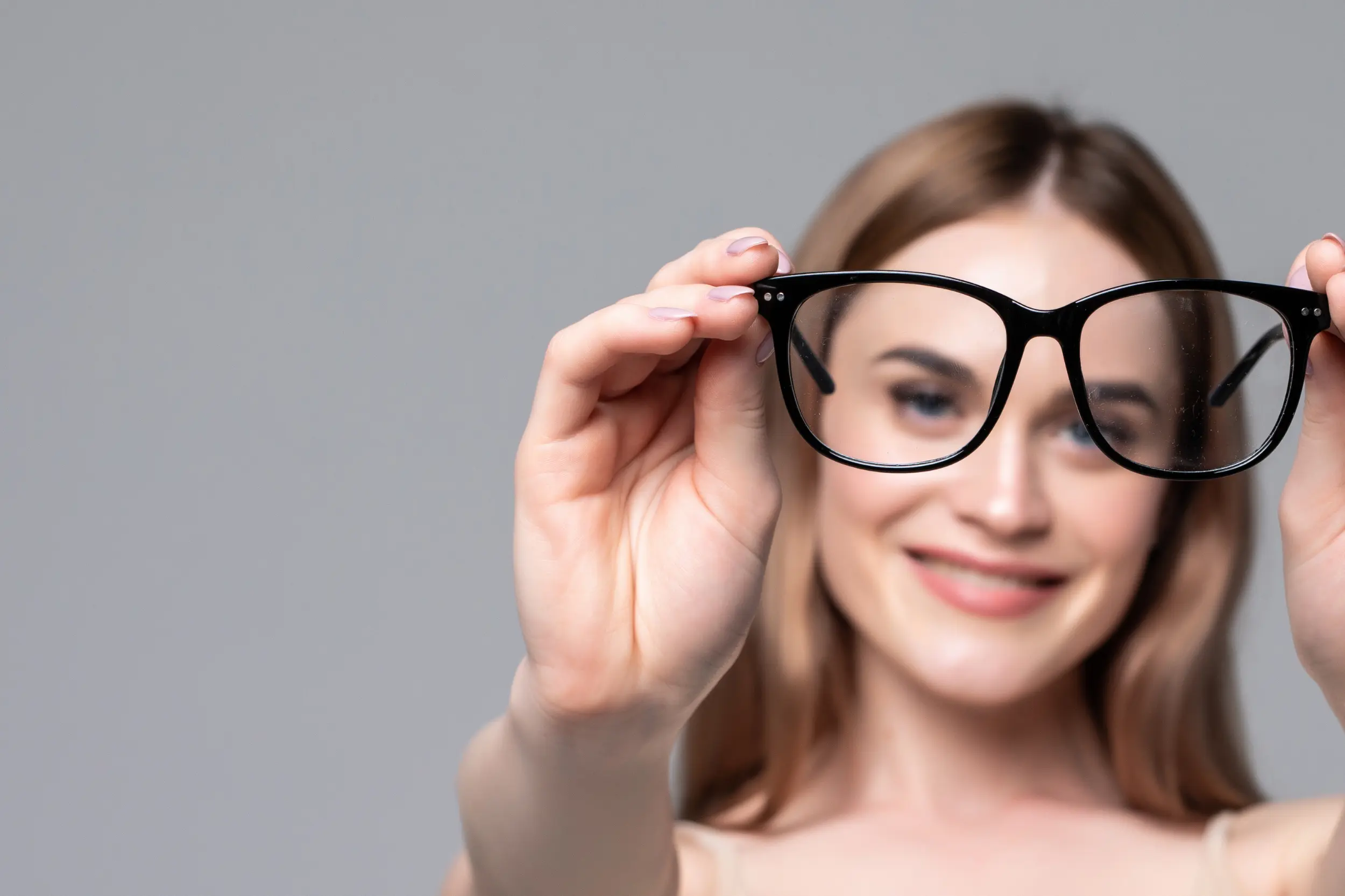 As diferenças entre lentes de óculos polarizadas e não polarizadas.